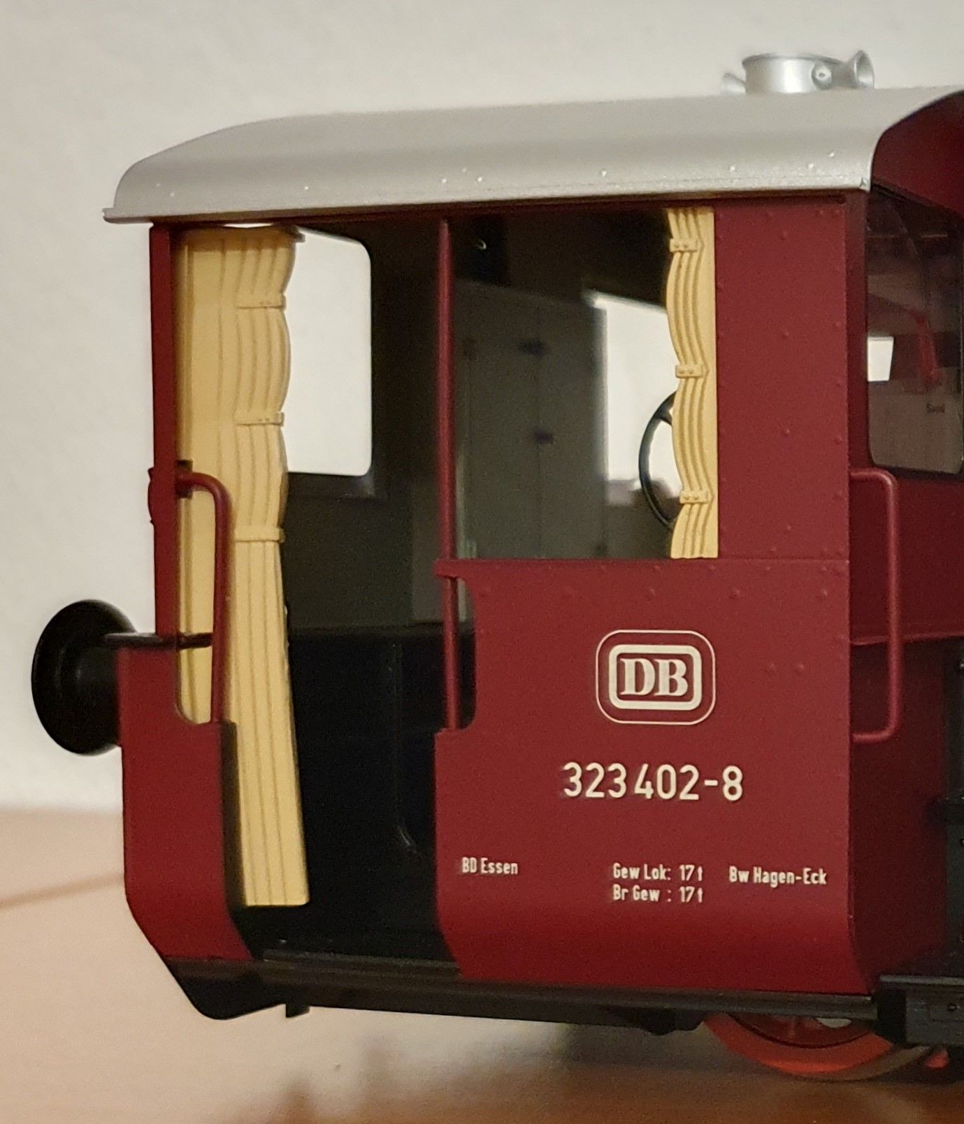Das Set aus 4 Einzelteilen können Sie in Ihrer Köf/BR 323 befestigen.